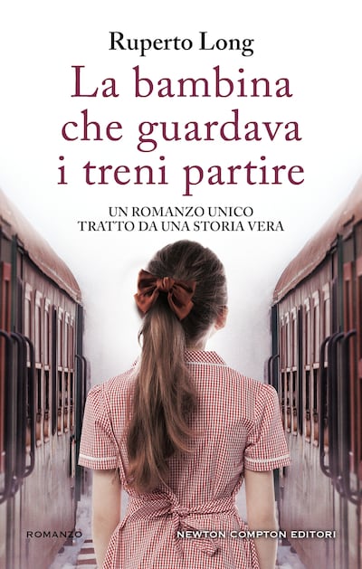 La bambina che guardava i treni partire